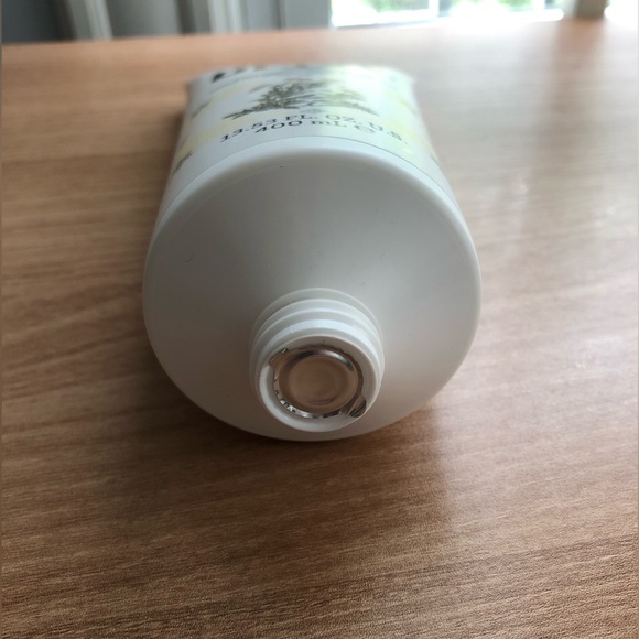 Korres Pure Greek Olive Body Cream Chamomile Tea 13.53 fl oz/ 400 ml - Picture 7 of 8